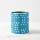Reihen von White Daisis im Aquamarinen Hintergrund Tasse (Zentrum)