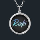 *~* Reiki Heiler-Schmuck mit Absicht (R) Versilberte Kette<br><div class="desc">*Round Halskette mit einem schwarzen Hintergrund mit dem Wort "Reiki" in einem Steigungsschillernden Neonentwurf. Das Wort "Reiki" ist größtenteils Türkis mit etwas Steigungsbereichen, die lila sind. * Reiki Meister, Reiki Praktiker und Reiki Studenten sind nicht die einzigen gezeichnet zu dieser atemberaubenden Halskette. Diese Halskette würde jemand ein wunderbares Geschenk machen,...</div>