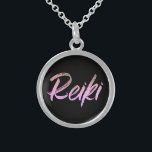 *~* Reiki Schmuck mit rosa Text der Absichts-(R)<br><div class="desc">*Round Halskette mit einem schwarzen Hintergrund mit dem Wort "Reiki" in einem schillernden rosa Text design.* Reiki Meister, Reiki Praktiker und Reiki Studenten sind nicht die einzigen gezeichnet zu dieser fantastischen Halskette. Diese wenig Schönheit macht jemand ein großes Geschenk, das eben zu Reiki abgestimmt wird. Wenn Sie angezogen zu dieser...</div>