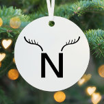 Reindeer Antlers Modern Initial Christmas Monogram Ornament Aus Metall<br><div class="desc">Einfach,  stilvolle Weihnachtsschmuck Antler-Sonderanfertigung mit zwei Silhouetten Hirschantlern in Schwarz über einem Single-Brief in moderner minimalistischer Typografie. Der Brief kann leicht mit dem Anfang Ihres Liebsten als das perfekte festliche Geschenk personalisiert werden.</div>