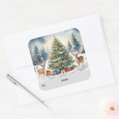 Reindeer in the Snow with Christmas Tree TO FROM Quadratischer Aufkleber (Umschlag)
