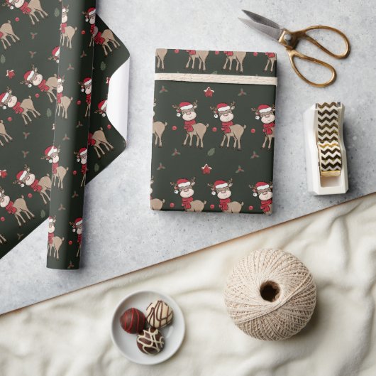 Reindeer und Red Berry Dark Green Wrapping Paper Geschenkpapier (Kunsthandwerk)