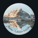 Reine, Lofoten Magnet<br><div class="desc">Das Fischerdorf Reine auf den Inseln Lofoten in Nordnorwegen,  Skandinavien. Einige Fischerboote werden am Steg festgemacht. Der Berg im Hintergrund heißt Olstinden,  eine Sehenswürdigkeit des Archipels.</div>