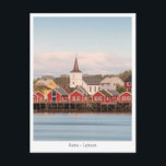 Reine Lofoten Norwegen Postkarte<br><div class="desc">Foto von Reine Kirke, der Kirche des Fischerdorfes Reine an der Küste von Lofoten in Nordnorwegen, Skandinavien. Foto © Sebastian Wurm.</div>