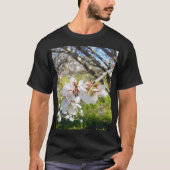 Reiner Frühling: Weiße Blüten auf einem Baum T-Shirt (Vorderseite)