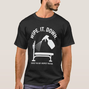 Reinigen der Sprühflasche auf der Motorhaube T-Shirt