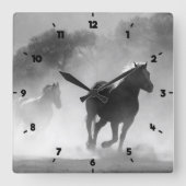REISE AUF LAUFENDEN PFERDEN GRAU QUADRATISCHE WANDUHR (Vorderseite)