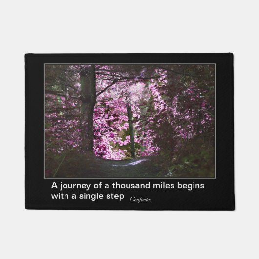 Reise beginnt mit Konfuzius Zitat Inspiration Fußmatte (Vorderseite)