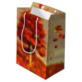 Reise durch die Oktober-Breeze-Geschenktasche Mittlere Geschenktüte (Rückseite Schrägansicht)
