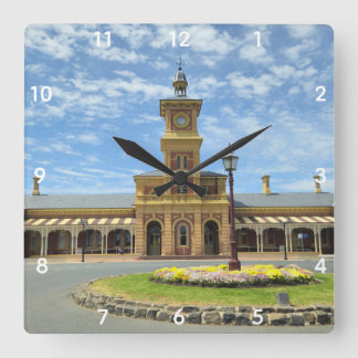Reise durch die Zeit auf dem Bahnhof Albury Quadratische Wanduhr