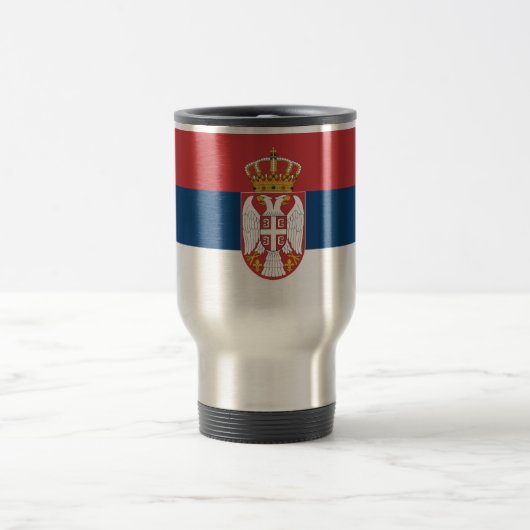 Reise mit der Flagge Serbiens Reisebecher (Mittel)