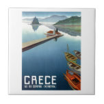 Reise-Plakat 1949 Korfus Griechenland Fliese<br><div class="desc">Reiseplakat der Antike 1949 gab durch das griechische Tourismusbüro heraus,  das Pontikonisi (Hintergrund) darstellt und Vlacherna Kloster (Vordergrund) gesehen von den Gipfeln von Kanoni auf Korfu oder Kerkyra,  die eine griechische Insel im ionischen Meer ist.</div>