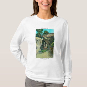 Reisebus unter dem Bogen-Felsen auf T-Shirt