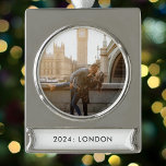 Reisen Foto Jahr Banner-Ornament Silber<br><div class="desc">Erleben Sie Ihre Jahresabenteuer mit unserem eleganten und modernen Weihnachts- oder Urlaubssornament, das in Gold oder Silber erhältlich ist. Dieses personalisierte Ornament verfügt über ein kreisförmiges Foto und einen bannerartigen Text, der sich perfekt für das Jahr und den Ort Ihres jährlichen Urlaubsziels eignet. Es ist für begeisterte Reisende konzipiert und...</div>
