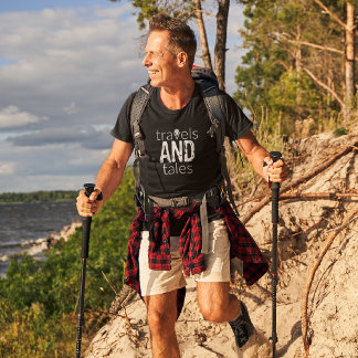 Reisen und Märchen [weißes Logo] T - Shirt von Män