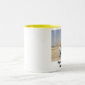 Reisende an den Pyramiden, Pyramiden in Giseh Zweifarbige Tasse (Mittel)