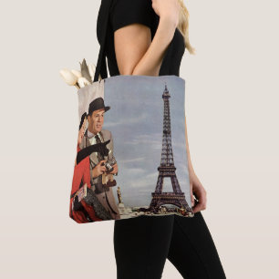 Reisende im Stil vergangener Zeiten an der Eiffel- Tasche