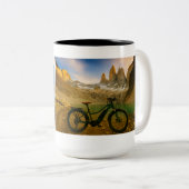 Reisender EDM-Mann Zweifarbige Tasse (VorderseiteRechts)