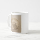 Reisender Hut auf staubiger Tabelle 2010 Kaffeetasse (Vorderseite Links)