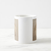 Reisender Hut auf staubiger Tabelle 2010 Kaffeetasse (Mittel)
