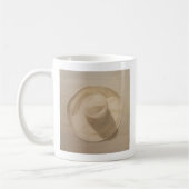 Reisender Hut auf staubiger Tabelle 2010 Kaffeetasse (Links)