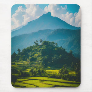 Reisfelder am Fuße eines Berges Mousepad