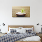 Reißschale mit einer Blume auf einer Täami-Matte Leinwanddruck (Insitu (Schlafzimmer))