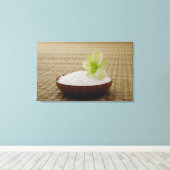 Reißschale mit einer Blume auf einer Täami-Matte Leinwanddruck (Insitu (Holzboden))