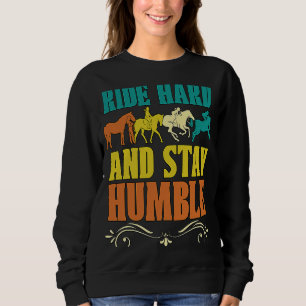 Reite hart und bleibe bescheiden, liebe Pferde Spr Sweatshirt