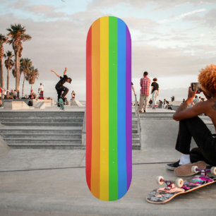 Reite mit Stolz: Regenbogenflagge Skateboard