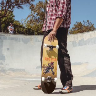 Reite wilder Wüsten-Motocross-Motorradfahrer Skateboard