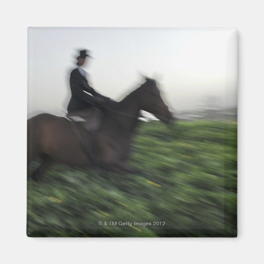 Reiten auf grünem Feld. Reitweibchen Magnet (Vorne)