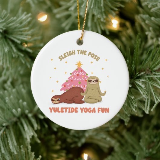 Reiten Sie die Pose: Yuletide Yoga Fun | Niedliche Keramik Ornament (Baum)