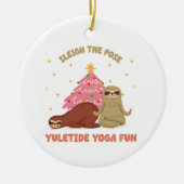 Reiten Sie die Pose: Yuletide Yoga Fun | Niedliche Keramik Ornament (Vorne)