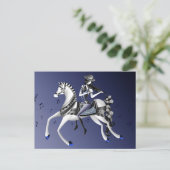 Reitende Violinistin Blaue Postkarte (Stehend Vorderseite)