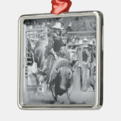 Reiter, der an zu sträubendem Stier hängt Ornament Aus Metall (Links)