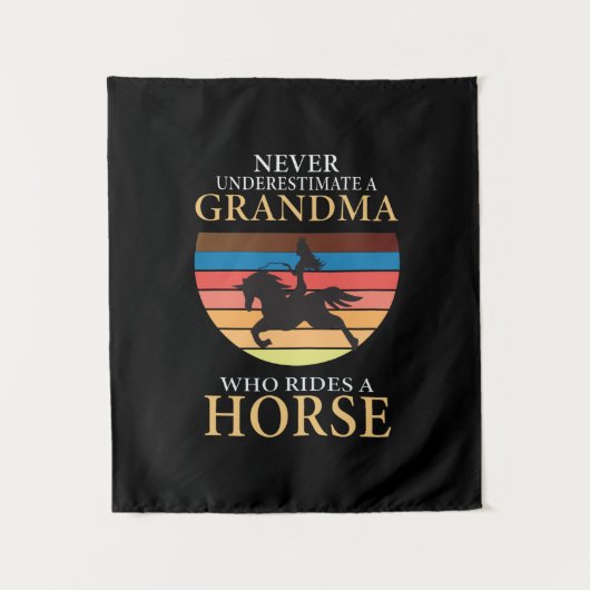 Reitgeschenk | Nie ein Oma unterschätzen Wandteppich (Vorderseite)