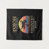 Reitgeschenk | Nie ein Oma unterschätzen Wandteppich (Vorderseite (Horizontal))