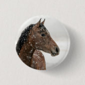 Reitpferd Stehend im sanft abfallenden Schnee Button (Vorderseite)