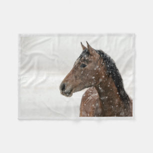 Reitpferd Stehend im sanft abfallenden Schnee Fleecedecke