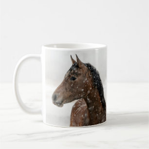 Reitpferd Stehend in leicht sinkendem Schnee Kaffeetasse