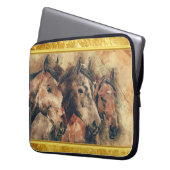 Reitpferde auf einem Feld Laptopschutzhülle (Vorderseite Links)