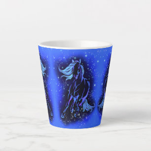 Reitpferde der letzten Tasse in blauer Mondlicht