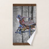 Reitsattel auf dem Corral Fence Western Handtuch (Handtuch)