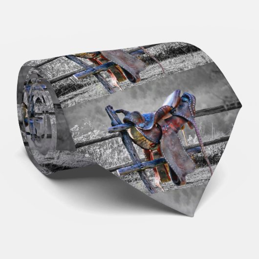 Reitsattel auf dem Corral Fence Western Krawatte (Gerollt)