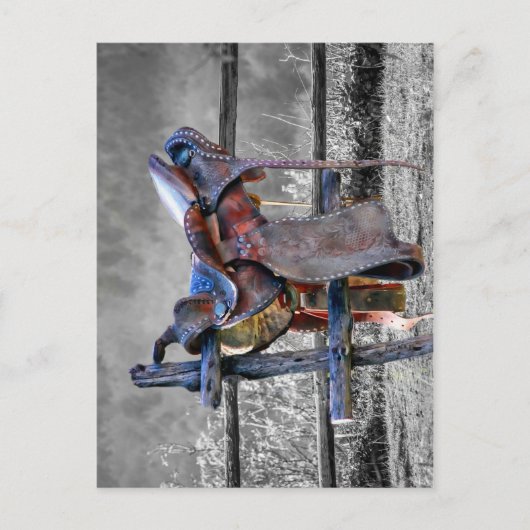 Reitsattel auf dem Corral Fence Western Postkarte (Vorderseite)