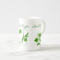 Reizende grüne Kleeblatt-Irishcoffee-Tasse