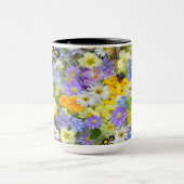 Reizende Kaffee-Tasse im Frühlings-Blumen-Entwurf Tasse (Zentrum)