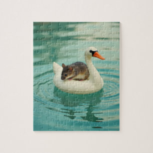 Reizende Maus auf einer Schwimmbad-Schwanen-Schwim Puzzle