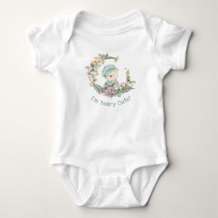 Reizende "SEHR NIEDLICH" Illustration - Blumenkran Baby Strampler